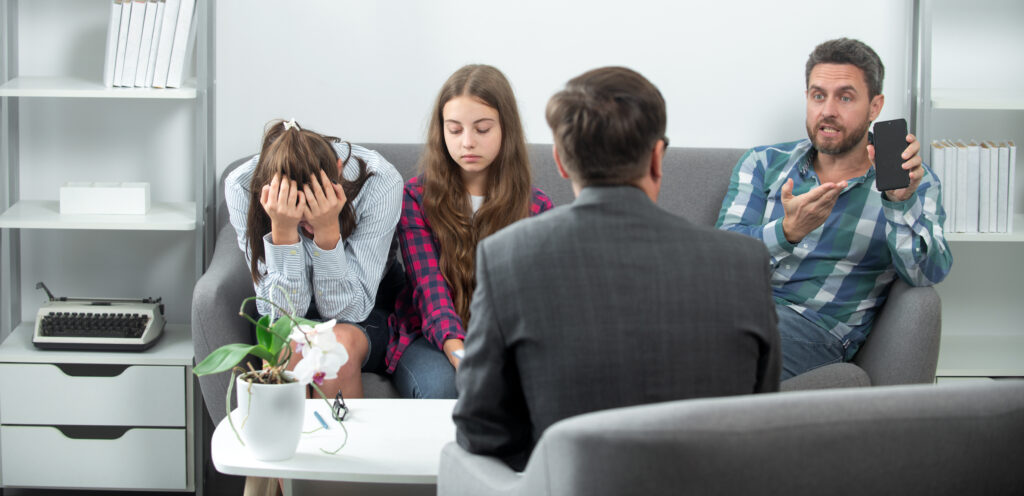 Nastolatka w gabinecie u psychologa z rodzicami, w czasie sesji terapeutycznej młodzieży