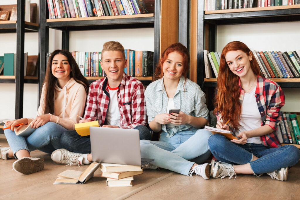 Uczniowie w bibliotece po powrocie do szkoły z wakacji